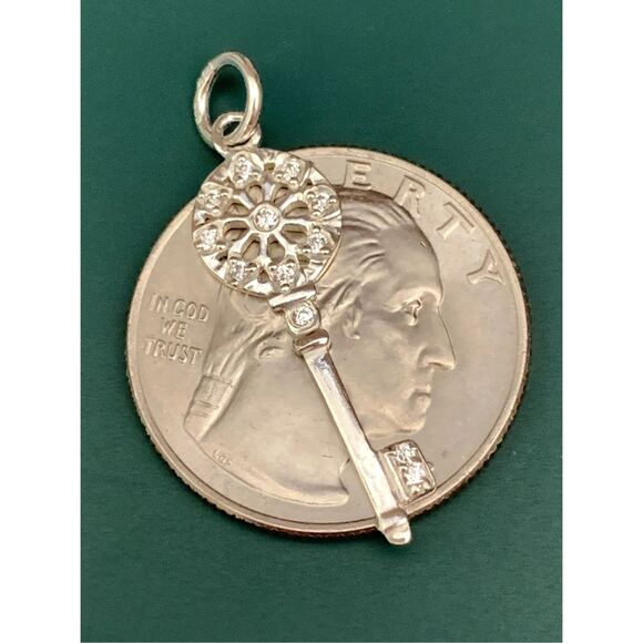 .925 Key Ornate Sterling Silver Jewelry Charm - Picture 3 of 6